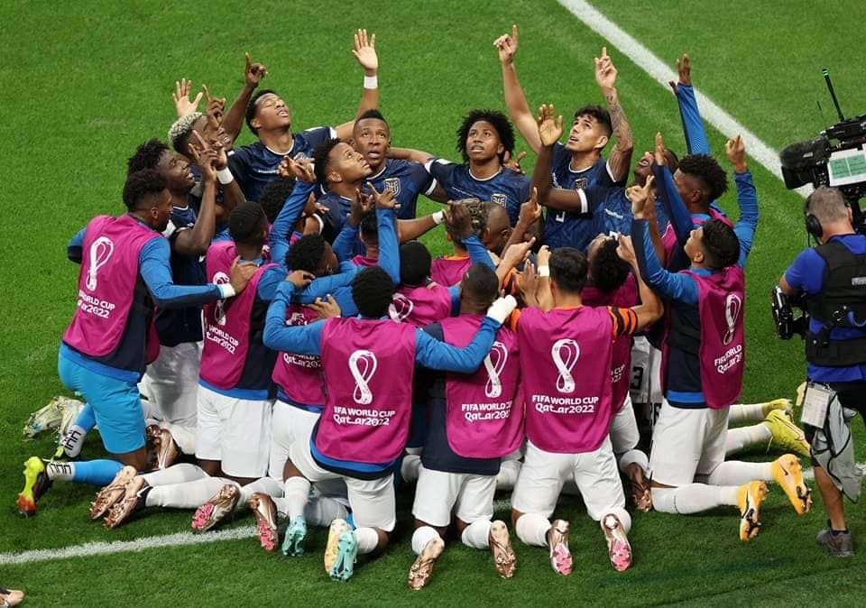 世足小組賽A組第二輪厄瓜多荷蘭戰荷蘭踢和，球員也圍圈跪地感謝神。（圖／翻攝自FB@Ramiro Perez）